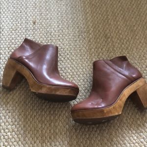 Funky Kelsi Daggar clog booties sz 8.5